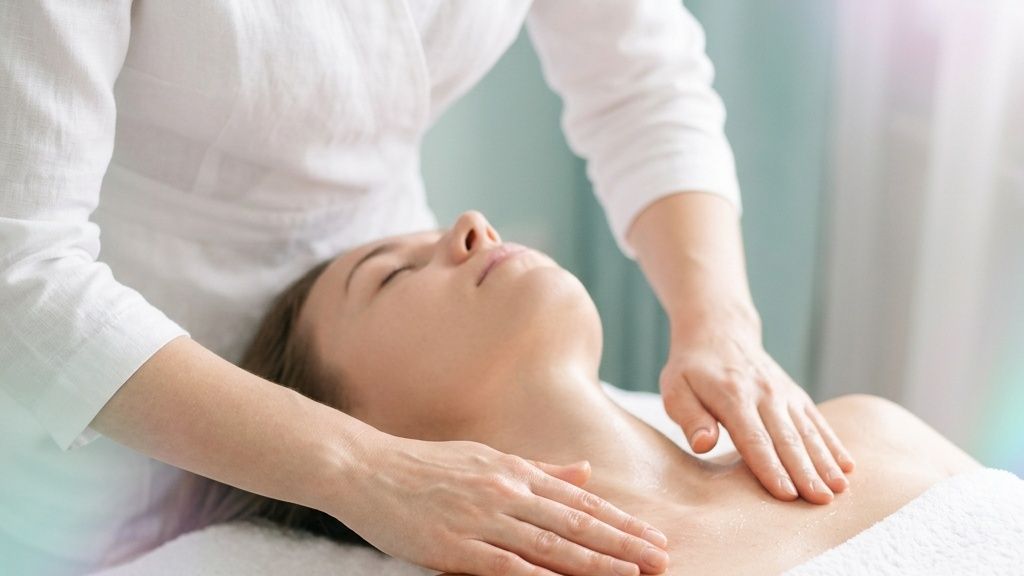 Terapia craneosacral suave con sutil contacto manual en la cabeza para el descanso y claridad mental